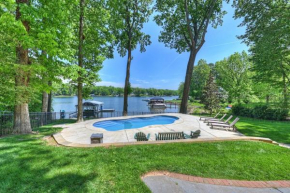 Luckys Lake House by AvantStay Private Lake Bar